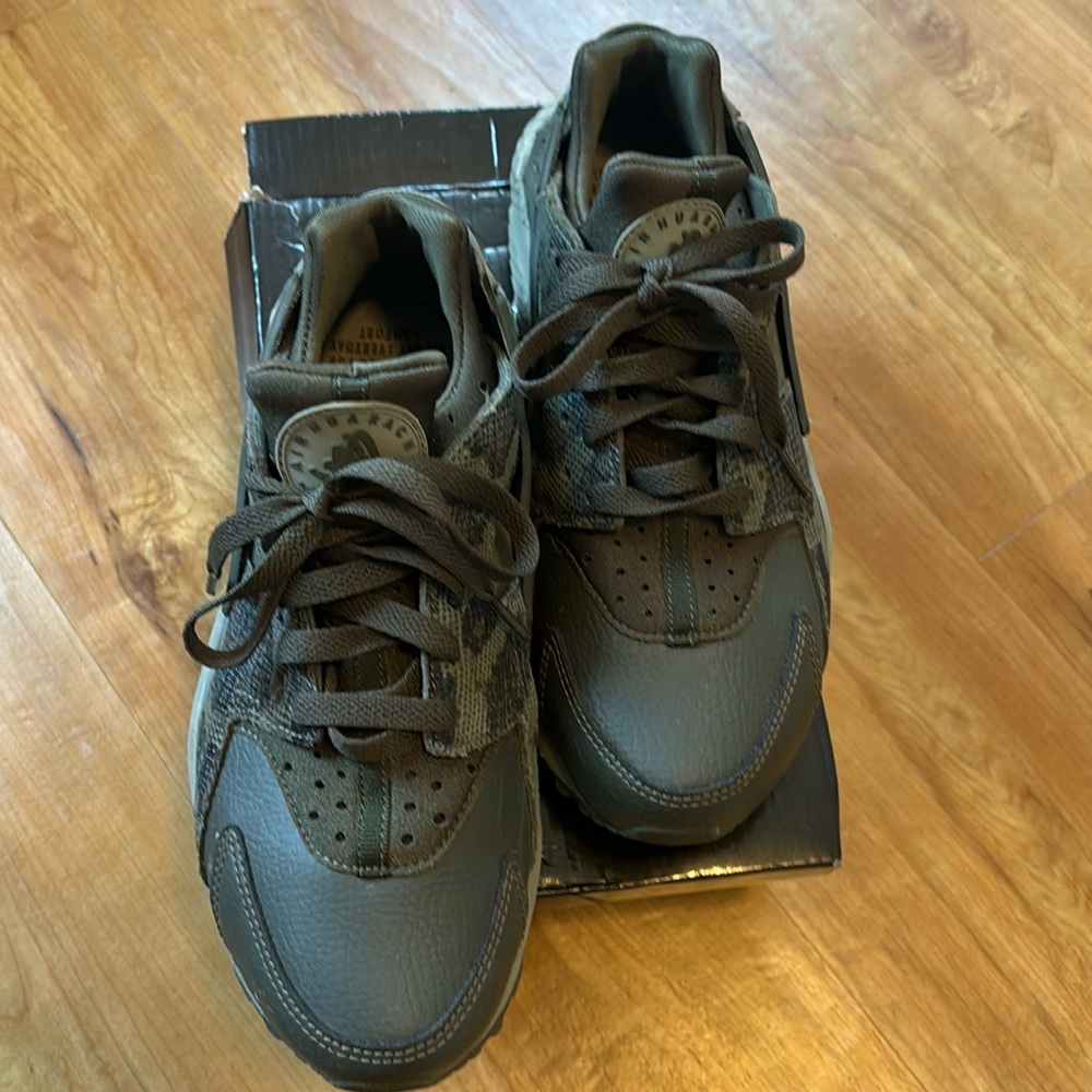 Women’s 7.5 Nike Hurache